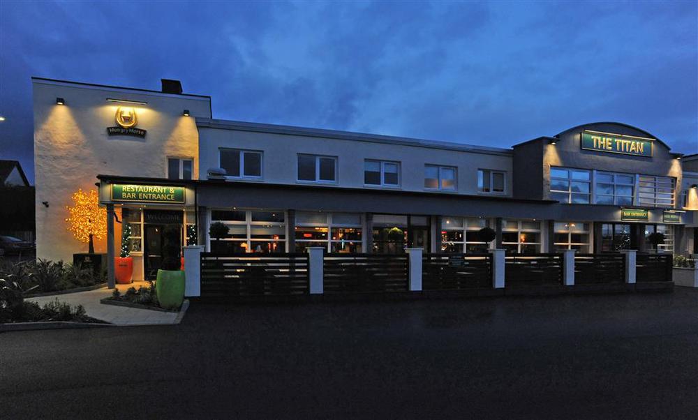 The Titan Hotell Clydebank Exteriör bild
