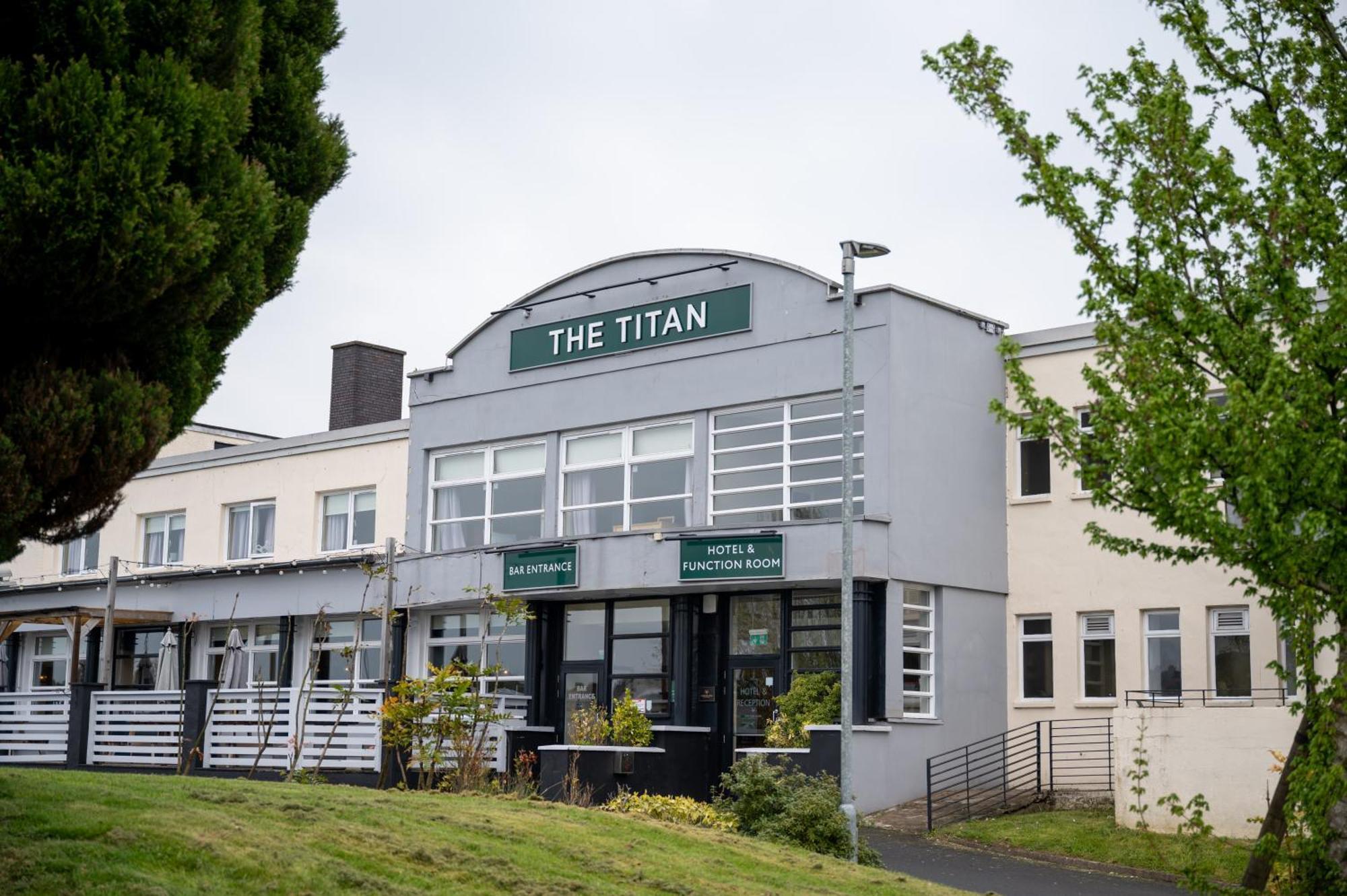 The Titan Hotell Clydebank Exteriör bild